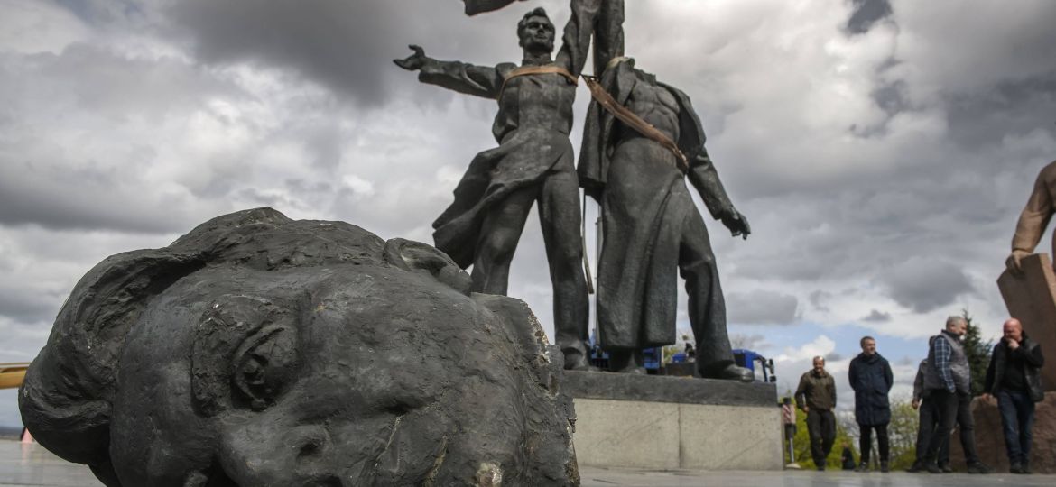 Blackbox Ukraine - Kyiv Razes Soviet Monument To Ukraine-Russia Friendship A Soviet monument to a friendship between Ukrainian and Russian