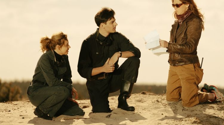 DIE SPALTUNG DER WELT - Regisseurin Olga Chajdas v.r.n.l.: Regisseurin Olga Chajdas mit Nils Arndt (Rolle: Harry Daghlian) und Meriel Hinsching (Rolle: Joan Hinton)
from right to left:
Director Olga Chajdas with Nils Arndt (role: Harry Daghlian) and Meriel Hinsching (role: Joan Hinton)