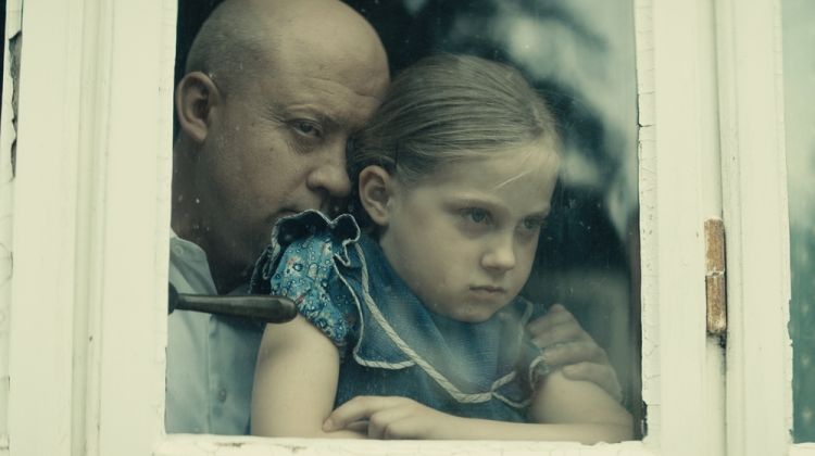 DIE SPALTUNG DER WELT - Nikita Chruschtschow (Denis Rodnyansky) v.l.n.r.:
Dennis Rodnyansky als Nikita Khrushchev und Eva Oganyeyan als Yulia Khrushcheva